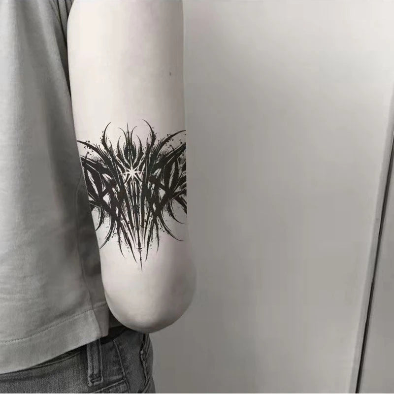 Temporäres Tattoo mit dunklen Dornen